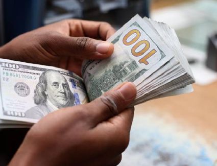 الدولار يستقر عند أعلى مستوى له خلال عقدين