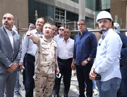 خالد العناني يتفقد قاعات العرض الرئيسية ومتحف مراكب خوفو بالمتحف المصري الكبير