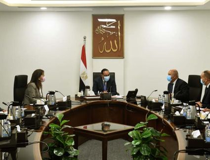 وزير النقل يستعرض موقف عدد من المشروعات أمام رئيس الوزراء