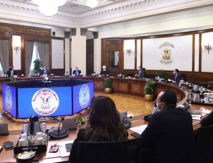 رئيس الوزراء يتابع تطوير آليات إدارة استثمارات المؤسسات الحكومية في سوق الأسهم