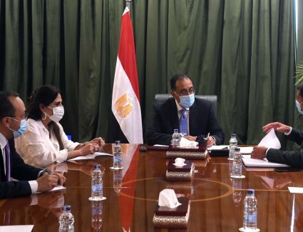 رئيس الوزراء يلتقي الرئيس التنفيذي للهيئة العامة للاستثمار والمناطق الحرة لمتابعة عدد من المشروعات