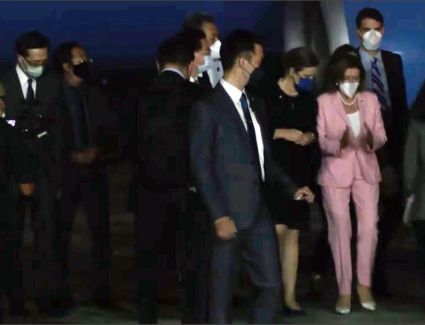 رغم التحذيرات.. عاجل: هبوط طائرة نانسي بيلوسي في مطار تايبيه بتايوان