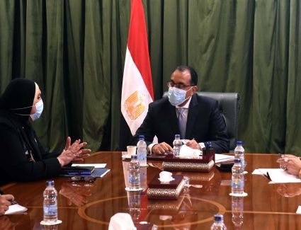 رئيس الوزراء يتابع مع وزيرة التجارة والصناعة نتائج اجتماعات لجنة دراسة التحديات التي تواجه المشروعات الصناعية