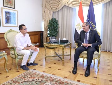 وزير الاتصالات يكرم الطالب محمد الجندى بجامعة مصر للمعلوماتية لفوزه بفضية العالم للخماسى