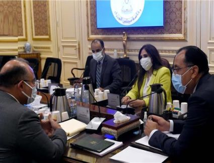 مدبولي يستعرض خطط تطوير الرقابة المالية مع القائم بأعمال رئيس الهيئة