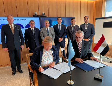 الفريق أسامة ربيع يشهد توقيع اتفاق ثنائي مع مجموعة إيه بي موللر ميرسك العالمية