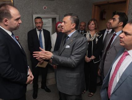 وزير السياحة والآثار يقوم بجولة داخل الوزارة للتعرف على العاملين بالقطاعات المختلفة بها