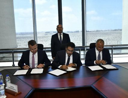 وزير النقل يشهد توقيع وثيقة الشروط الأساسية الخاصة بإدارة وتشغيل الخطوط الثلاثة لشبكة  القطار الكهربائي السريع