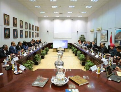 وزير السياحة والآثار يعقد اجتماعاً موسعاً مع عدد من المستثمرين السياحيين