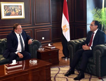 رئيس الوزراء يلتقي القائم بأعمال محافظ البنك المركزي المصري