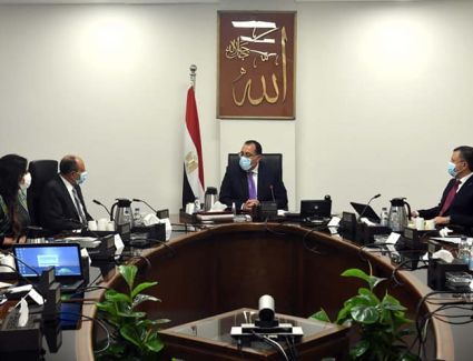 رئيس الوزراء يلتقي وزيري الطيران والسياحة لاستعراض ملفات العمل المشتركة بين الوزارتين