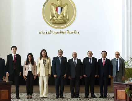 رئيس الوزراء يشهد مراسم توقيع عقد تصنيع وتوريد 320 عربة للخطين الثاني والثالث لمترو الأنفاق