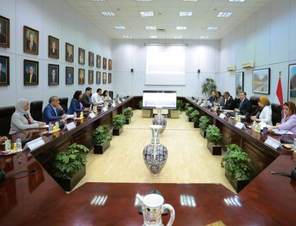 اجتماع وزير السياحة والآثار لمتابعة الاستعدادات السياحية لاستضافة مصر لمؤتمر "COP 27"