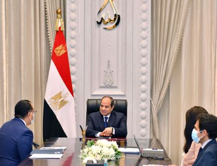 الرئيس السيسي يجتمع برئيس مجلس الوزراء ووزيرة التعاون الدولي