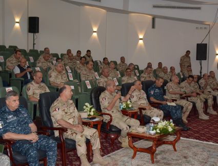 وزير الدفاع يلتقى عدد من قادة القوات المسلحة بقيادة قوات الدفاع الجوى