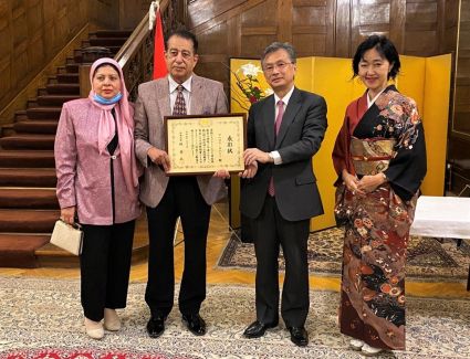 تتويج الأستاذ الدكتور أحمد رحمي الأستاذ بمعهد الدراسات الاستراتيجية الدولية بجامعة طوكيو الدولية