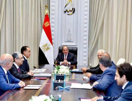 الرئيس السيسي يستعرض مع رئيس «كوبيلوزيس اليونانية» إنتاج الكهرباء من الطاقة المتجددة وتصديرها لأوروبا