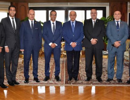 وزير الطيران المدني يلتقي أعضاء اللجنة النقابية للعاملين بالوزارة 