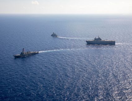 القوات البحرية المصرية والأمريكية تنفذان تدريباً بحرياً عابراً بنطاق الأسطول الشمالى