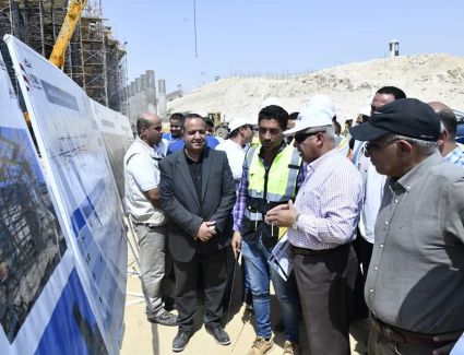 وزير النقل يتفقد مشروع الخط الأول للقطار الكهربائي السريع في المسافة من العين السخنة حتى محطة محمد نجيب