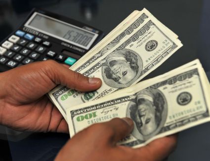 الدولار يحقق ثبات داخل البنوك في مصر.. تعرف على الأسعار