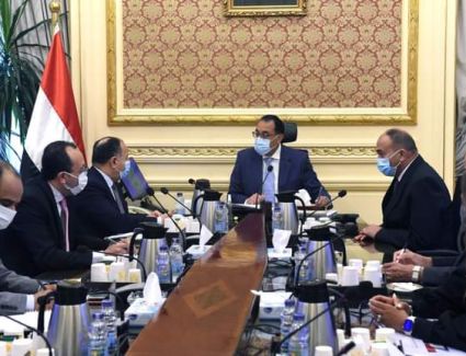 رئيس الوزراء يستعرض مع وزير المالية إجراءات توفير التمويل اللازم للسلع الاستراتيجية وبرامج الحماية الاجتماعية