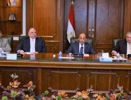 وزير الطيران يعقد اجتماعاً موسعاً مع أعضاء اللجنة العليا لأمن وتسهيلات الطيران