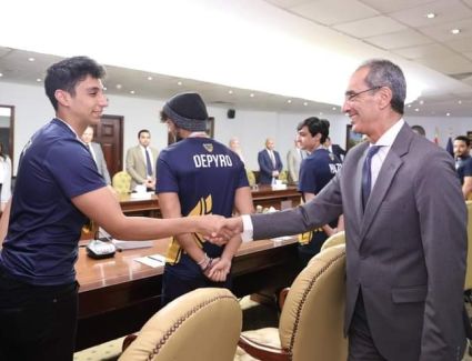 وزير الاتصالات وتكنولوجيا المعلومات يكرم منتخب مصر للرياضات الإلكترونية 