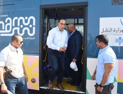 استعداداً لقمة المناخ.. رئيس الوزراء يتفقد مشروع تطبيقات الهوية البصرية بمطار شرم الشيخ