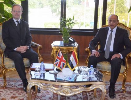 وزير الطيران يلتقي السفير البريطاني بالقاهرة لتعزيز التعاون المشترك فى مجال النقل الجوى