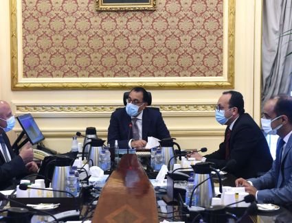 مدبولي يتابع مع وزير النقل عددا من مشروعات الوزارة