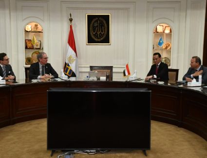 مساعد وزير الإسكان للشئون الفنية يناقش مع السفير السويدي بالقاهرة عدداً من الملفات المشتركة بين الجانبين