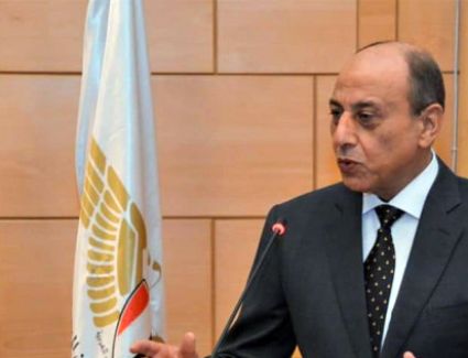 وزير الطيران المدني يلتقي قيادات ورؤساء الإدارات ومديري العموم بديوان عام الوزارة