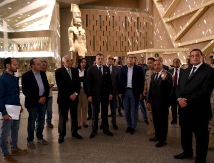 رئيس الوزراء يتجول بالمتحف المصري الكبير لمتابعة آخر مستجدات الأعمال