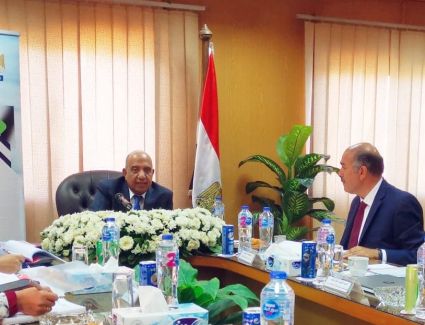 وزير قطاع الأعمال العام يتفقد "القابضة للأدوية" ويجتمع بمجلس إدارة الشركة