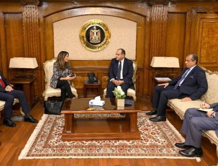 وزير التجارة والصناعة يستقبل وزيرة الدولة الأسبانية للتجارة والاستثمار لبحث التعاون المشترك