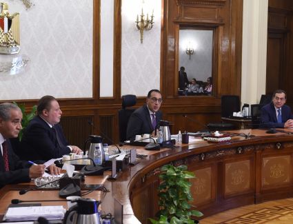 مدبولي يترأس اجتماع المجموعة الاقتصادية ويؤكد استمرار التعاون والتنسيق مع البنك المركزي