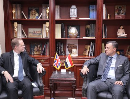 وزير السياحة والآثار يستقبل سفير المملكة المتحدة بالقاهرة لبحث تعزيز سبل التعاون بين البلدين