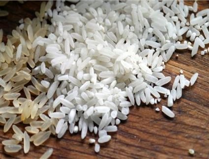 الحكومة تنفي شائعة وجود نقص في سلعتي الأرز والسكر بالأسواق