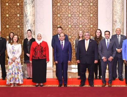 اللجنة الدولية للأولمبياد الخاص الدولي تهدي الرئيس السيسي جائزتها الدولية