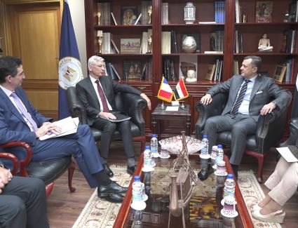 وزير السياحة والآثار وسفير دولة فرنسا بالقاهرة يبحثان تعزيز سبل التعاون المشترك