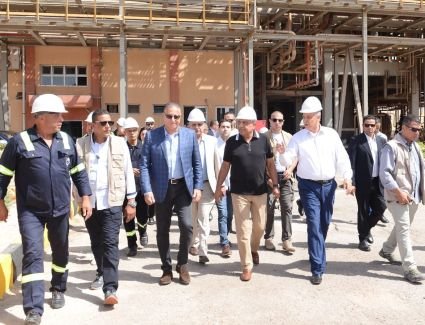 وزير قطاع الأعمال العام يتفقد شركة مصر لصناعة الكيماويات بالإسكندرية