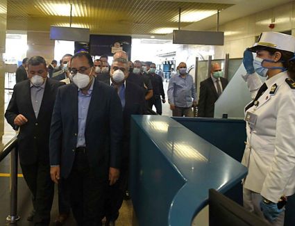 رئيس الوزراء يتفقد صالات السفر والوصول بمطار القاهرة للاطمئنان على تطبيق الإجراءات الاحترازية