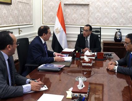 رئيس الوزراء يتابع مع وزير البترول موقف توافر المنتجات البترولية لتلبية احتياجات السوق المحلية فى ظل الأزمة العالمية