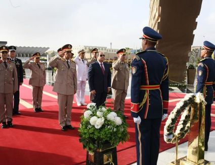 بالفيديو.. الرئيس السيسي يضع أكاليل الزهور على قبر الجندي المجهول والزعيمين أنور السادات وجمال عبد الناصر