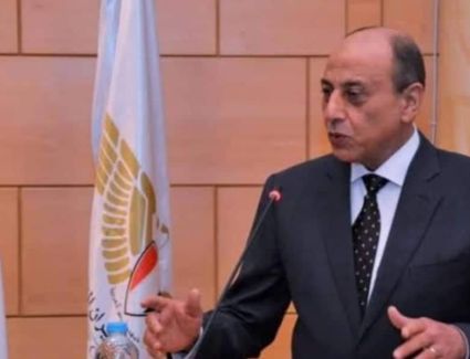 وزير الطيران يلتقى وفداً إماراتياً لبحث فرص الاستثمار فى مجال النقل الجوى