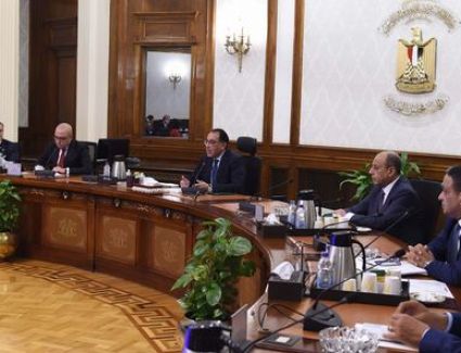 رئيس الوزراء يستعرض مع مجموعة من المطورين والمستثمرين السياحيين مقترحات تطوير صناعة السياحة