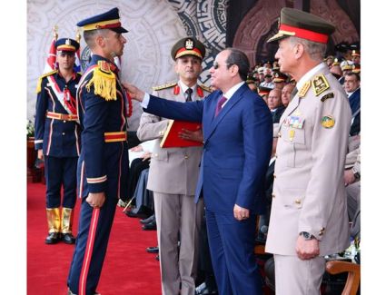 بالفيديو.. الرئيس السيسي يحضر حفل تخرج دفعات جديدة من طلبة الكليات والمعاهد العسكرية