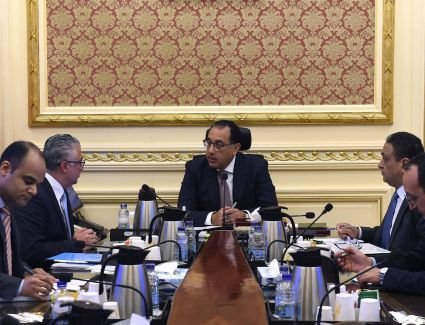 رئيس الوزراء يلتقي رئيس مجلس إدارة الهيئة العامة للمنطقة الاقتصادية لقناة السويس