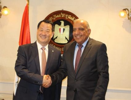 وزير قطاع الأعمال يبحث مع مجموعة "CNBM" الصينية فرص التعاون المشترك